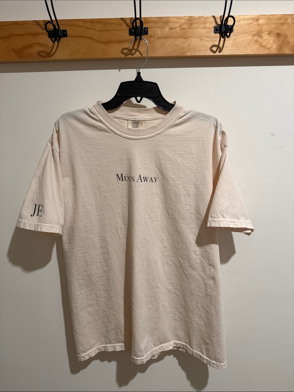 Comfort Colors Cream 'Mugs Away' Short-Sleeve Graphic Tee